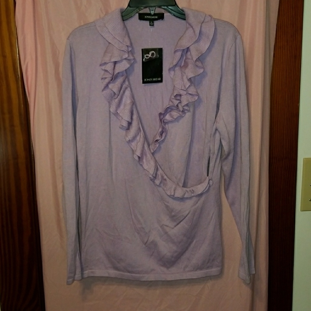 Light sweater/blouse .NWT.